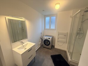 Sèche-cheveux, serviettes fournies, savon, papier toilette