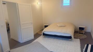 1 slaapkamer, een strijkplank/strijkijzer, wifi, beddengoed