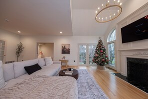 Smart TV - Draft Weekend Dream Home — Sleeps 8–10 (Canonsburg)
