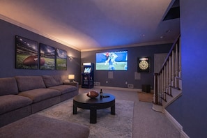 Smart TV - Draft Weekend Dream Home — Sleeps 8–10 (Canonsburg)