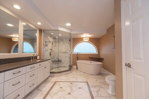 Hair dryer, towels, soap, toilet paper - Draft Weekend Dream Home — Sleeps 8–10 (Canonsburg)