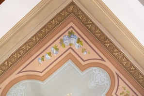 Eine Decke mit floralen Mustern und geometrischen Formen.