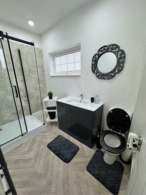 Suihku, pyyhkeet, vessapaperi