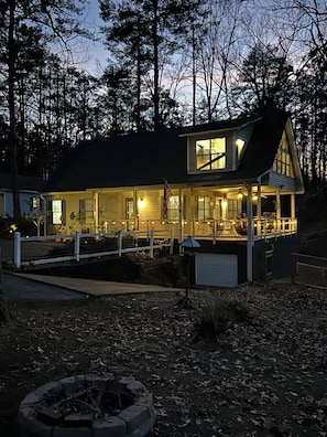 Exterior - Bright Home Near Safe Harbor Aqua Yacht Marina in Pickwick Sleeps 10+. &Garage (Iuka)