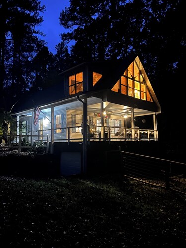 Bright Home Near Safe Harbor Aqua Yacht Marina in Pickwick Sleeps 10+. &Garage