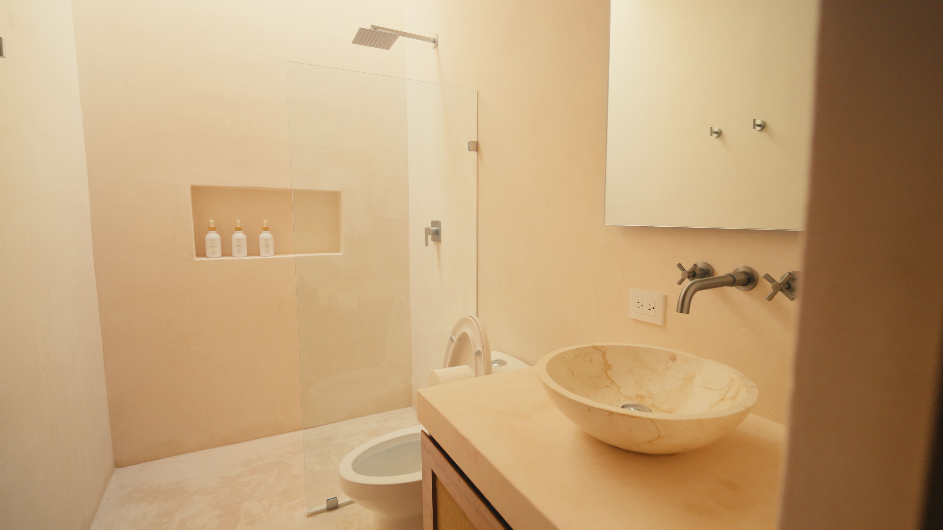 Dusche, Haartrockner, Handtücher, Seife