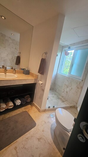 Shower, hair dryer, bidet, towels - Penthouse at Bosque de los Aluxes on Quinta Av. (Playa del Carmen)