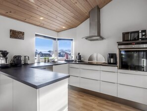 Refrigerador, microondas, lavavajillas y utensilios de cocina 