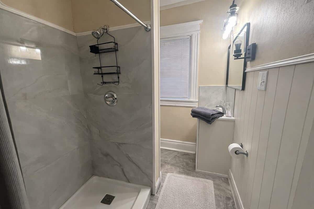 シャワー、ヘアドライヤー、タオル、石鹸