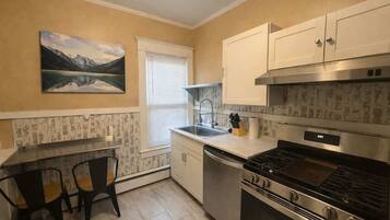 Jääkaappi, mikroaaltouuni, uuni, liesi