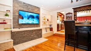 Interior - Cheerful 3BR - Bar, Jacuzzi & Kids Treehouse (Campbell)