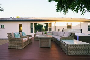 Terrace/patio - Cheerful 3BR - Bar, Jacuzzi & Kids Treehouse (Campbell)