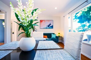 Interior - Cheerful 3BR - Bar, Jacuzzi & Kids Treehouse (Campbell)