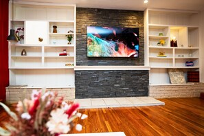 Interior - Cheerful 3BR - Bar, Jacuzzi & Kids Treehouse (Campbell)