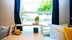 3 bedrooms, iron/ironing board, WiFi, bed sheets - Cheerful 3BR - Bar, Jacuzzi & Kids Treehouse (Campbell)