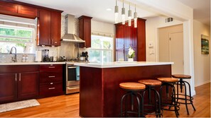 Private kitchen - Cheerful 3BR - Bar, Jacuzzi & Kids Treehouse (Campbell)