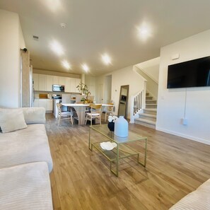 Smart TV - Spacious 3-bedroom house in gorgeous Bennett with cool AC (Bennett)