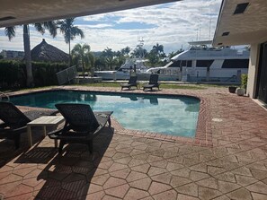 Outdoor pool - LOCATION!!! Waterfront house on the canal w/ POOL walk to BEACH in Pompano Beach (Pompano Beach)