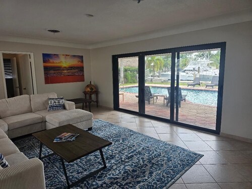 LOCATION!!! Waterfront house on the canal w/ POOL walk to BEACH in Pompano Beach