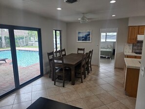 Dining - LOCATION!!! Waterfront house on the canal w/ POOL walk to BEACH in Pompano Beach (Pompano Beach)