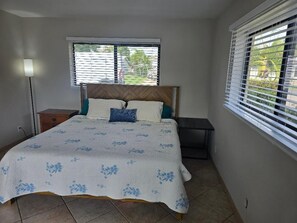 2 bedrooms, iron/ironing board, free WiFi, bed sheets - LOCATION!!! Waterfront house on the canal w/ POOL walk to BEACH in Pompano Beach (Pompano Beach)
