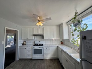 Fridge, microwave, oven, stovetop - Belmont Heights 2-bedroom. Quick Walk to 2nd St and Beach (Long Beach)