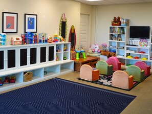 A children's playroom with a play table, colorful chairs, and a bookshelf filled with toys and books. - Palisades Palms Tw1012 - Sea Escape (Galveston)
