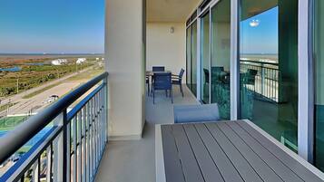 Condo (2 Bedrooms) | Property amenity