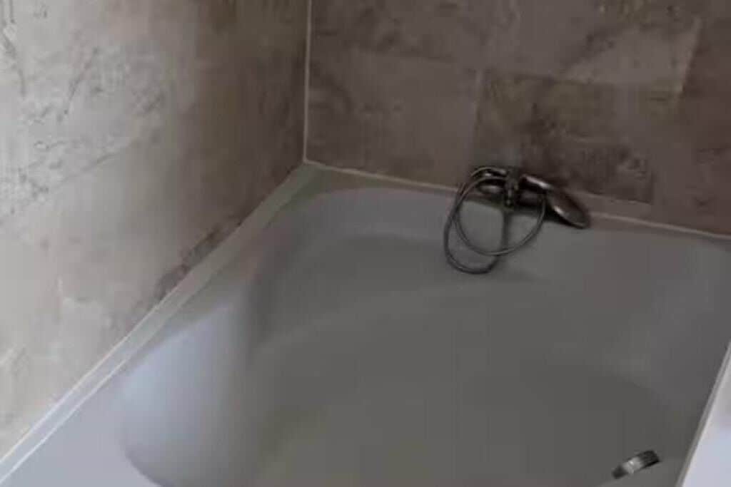 Douche, sèche-cheveux, bidet, serviettes fournies