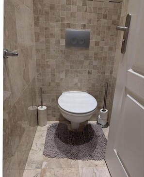 Douche, sèche-cheveux, bidet, serviettes fournies