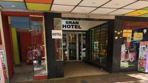 The Gran Hotel entrance with a tiled floor and a glass door. - Gran Hotel Turismo (Mendoza)
