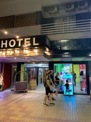 Exterior detail - Gran Hotel Turismo (Mendoza)