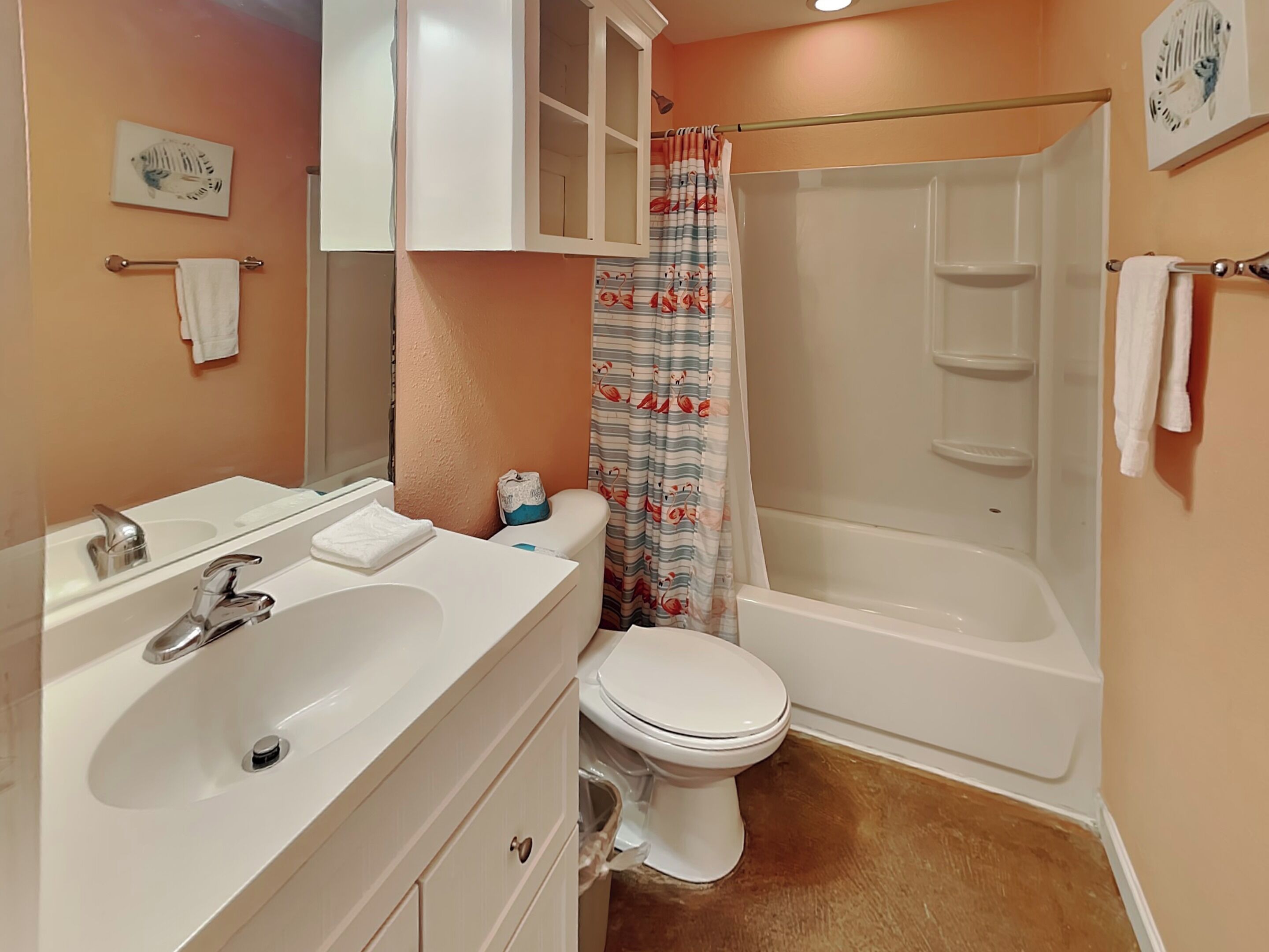Un baño con lavamanos, inodoro y bañera.