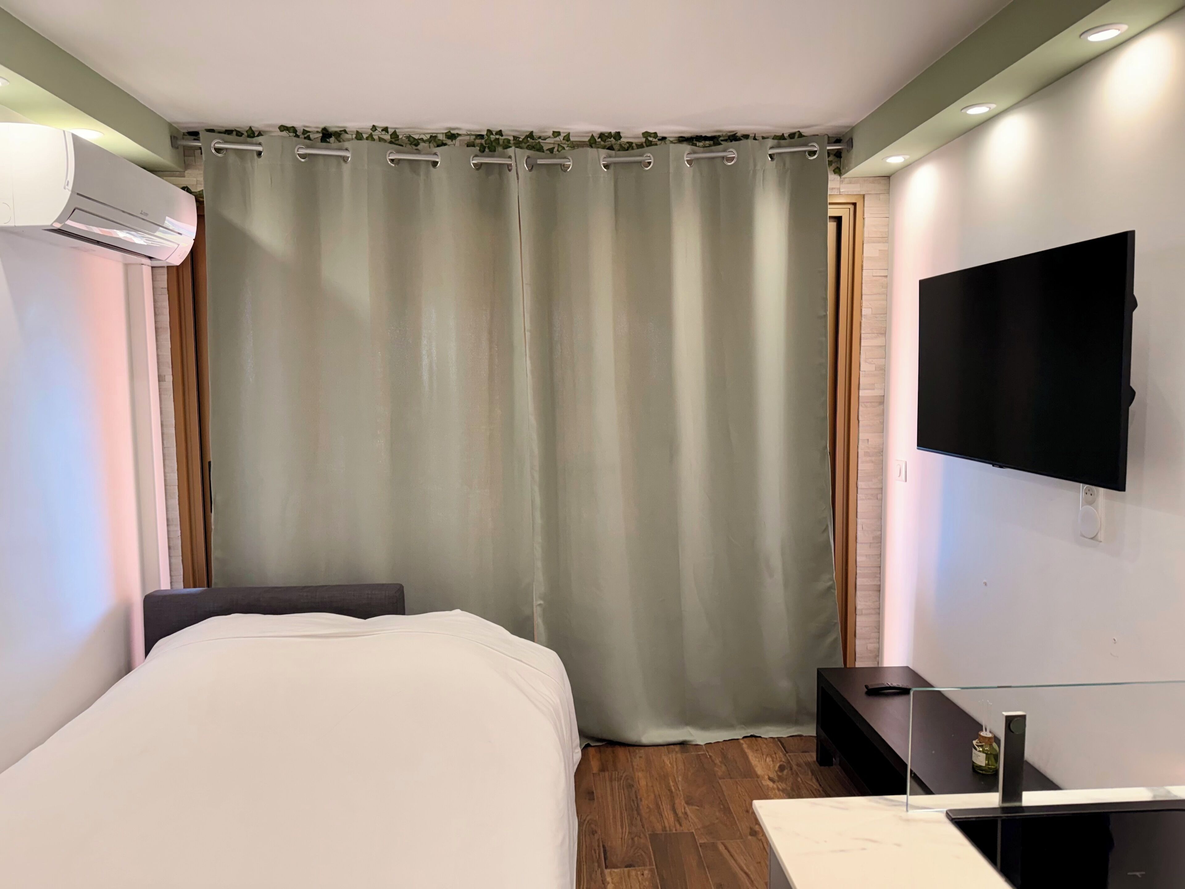 Iron/ironing board, WiFi, bed sheets