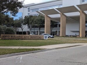 Exterior - Lux Pool Home, Mins to Mayo, Beach, UNF and Spine& Pain (Jacksonville)