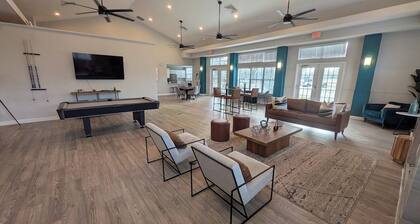 Lux Pool Home, Mins to Mayo, Beach, UNF and Spine& Pain