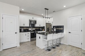 冷蔵庫、電子レンジ、オーブン、コンロ