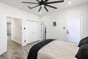 デスク、アイロン / アイロン台、WiFi、ベッドシーツ