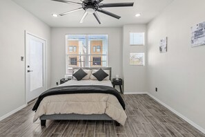 Escritorio, tabla de planchar con plancha, wifi y ropa de cama 