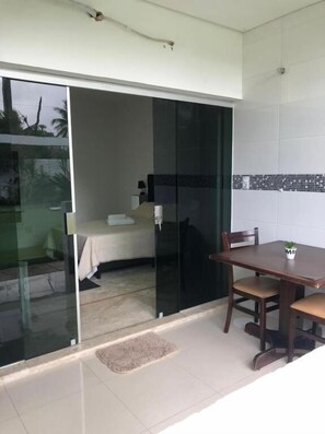 Deluxe Double Room, Lanai, Garden View | Dining