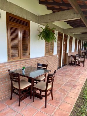 Chambre triple de base, vue sur le jardin | Restauration en plein air