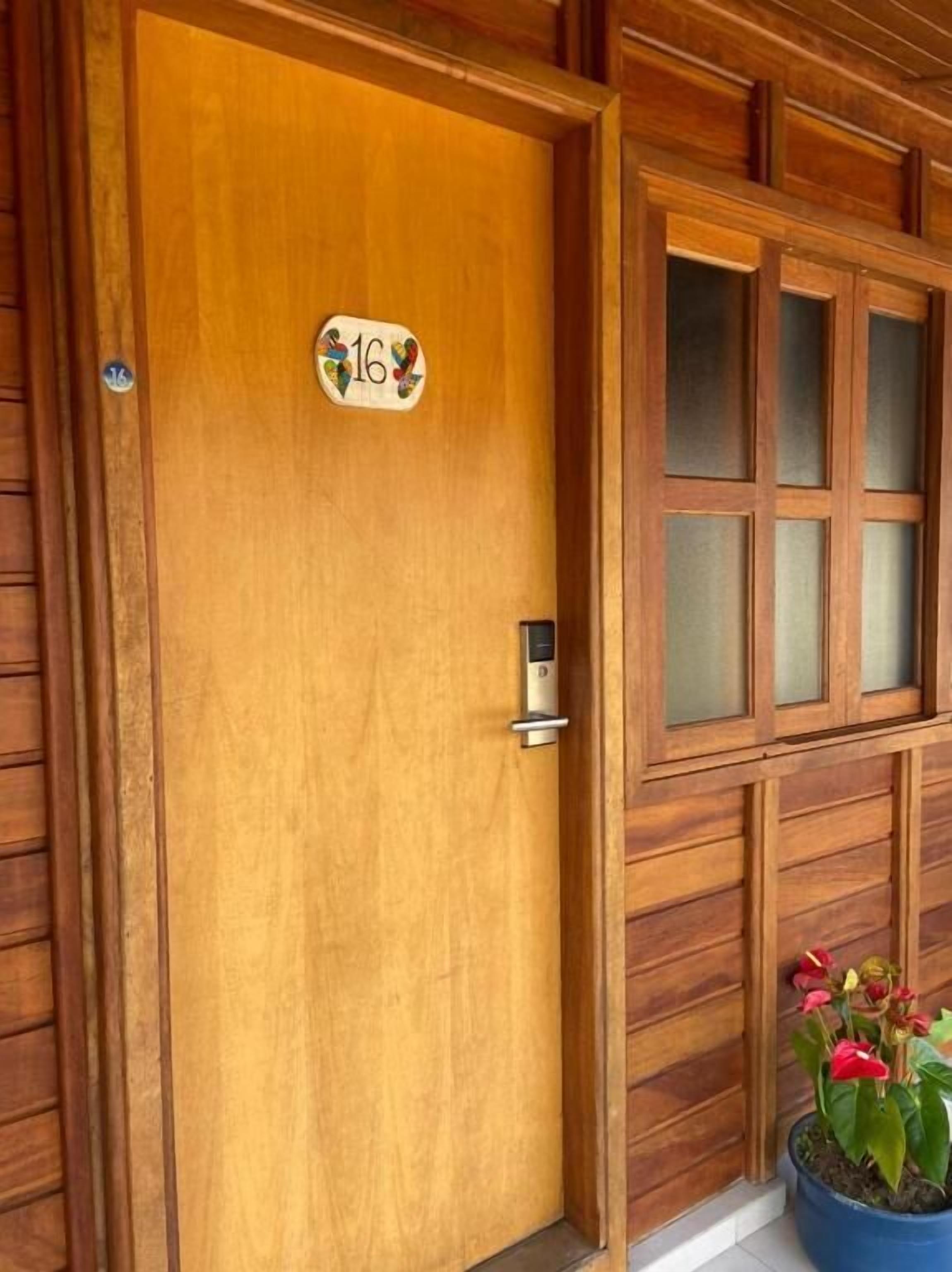 Chalet básico, vistas al patio | Detalle del exterior