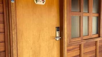 Chalet básico, vistas al patio | Detalle del exterior