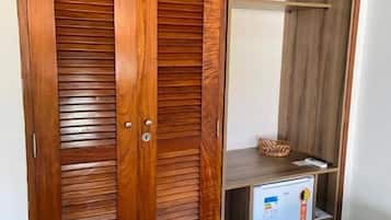 Habitación triple básica, vistas al jardín | Interior