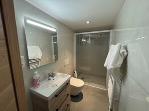 Serviettes fournies, savon, papier toilette