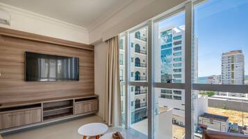Apartamento básico | Área de estar | Smart TV 32 polegadas com canais digitais