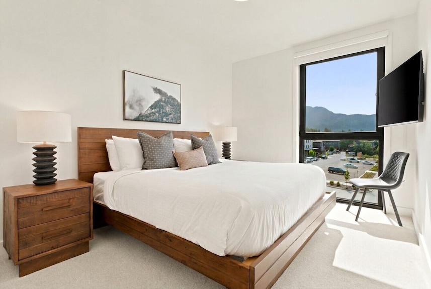 The Ascent - 3 Bedroom Condo | Roof Top Hot Tub - Revelstoke