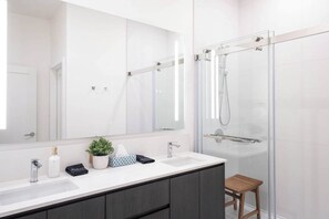 Shower, hair dryer, towels - The Ascent - 3 Bedroom Condo | Roof Top Hot Tub (Revelstoke)