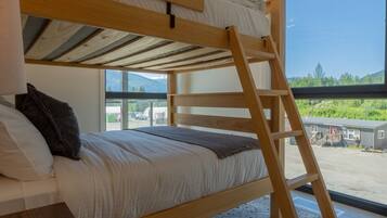 4 bedrooms, iron/ironing board, WiFi, bed sheets