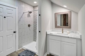 Hair dryer, towels - Margrave Studio | 1BR 1BA | Upstairs Duplex (Columbia)